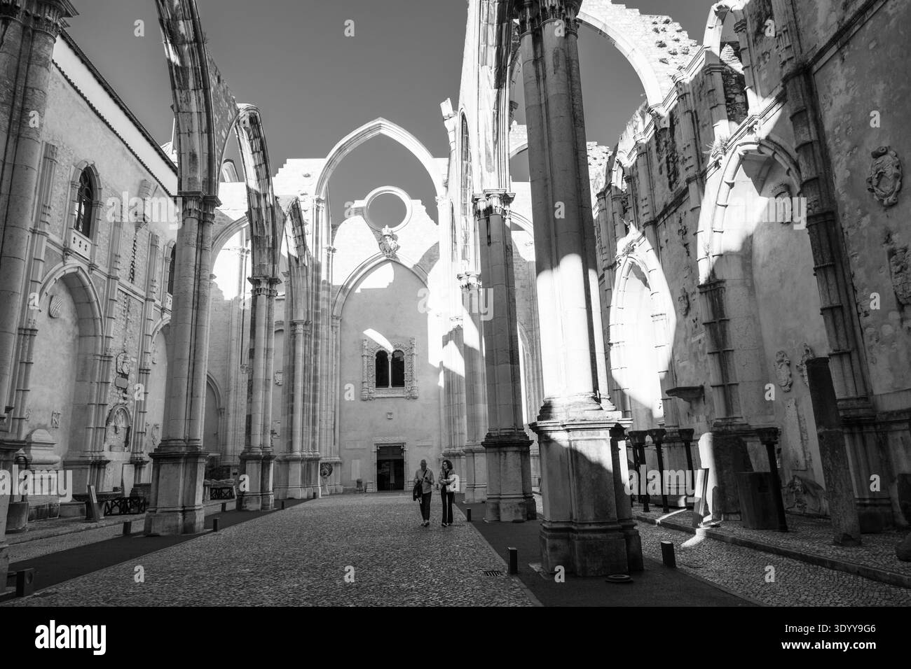 Lissabon, Portugal - 15. Mai 2025: Paare erkunden das dachlose Kloster Carmo in Lissabon, Portugal Stockfoto