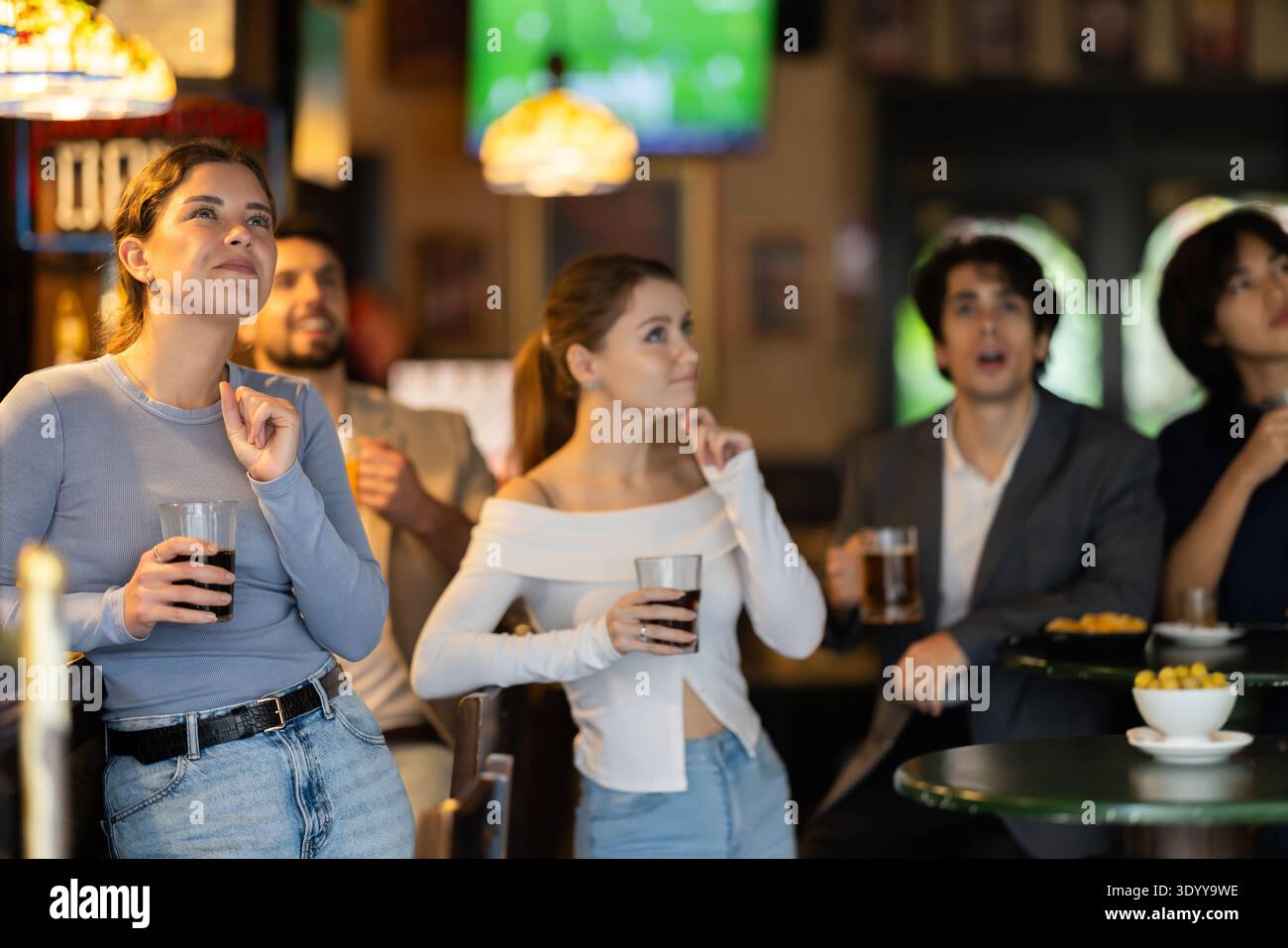 Eine Gruppe von Freunden sieht sich das Spiel an und ist enttäuscht Stockfoto