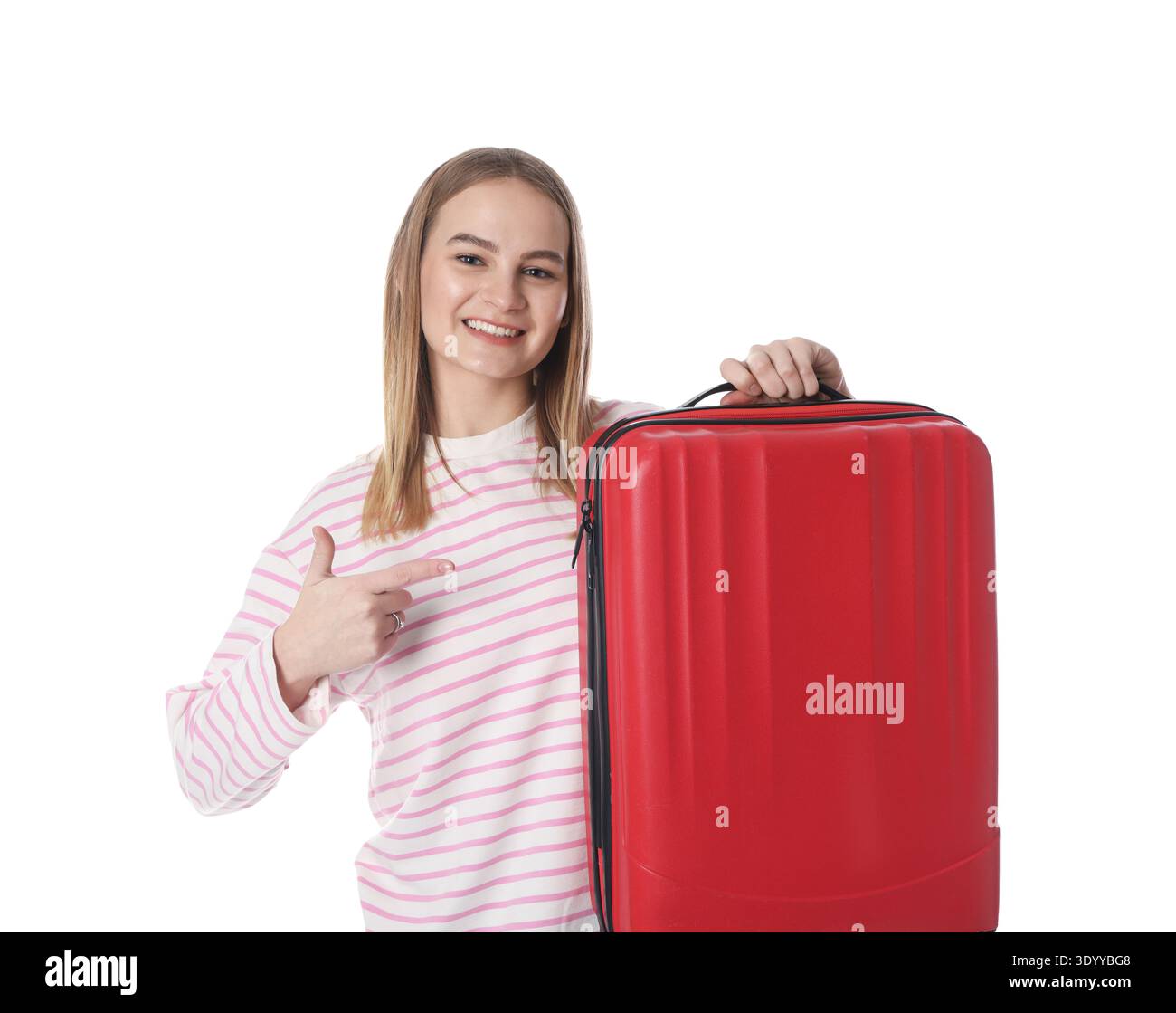 Glückliche junge Frau mit Koffer, die Daumen hoch auf weißem Hintergrund zeigt Stockfoto