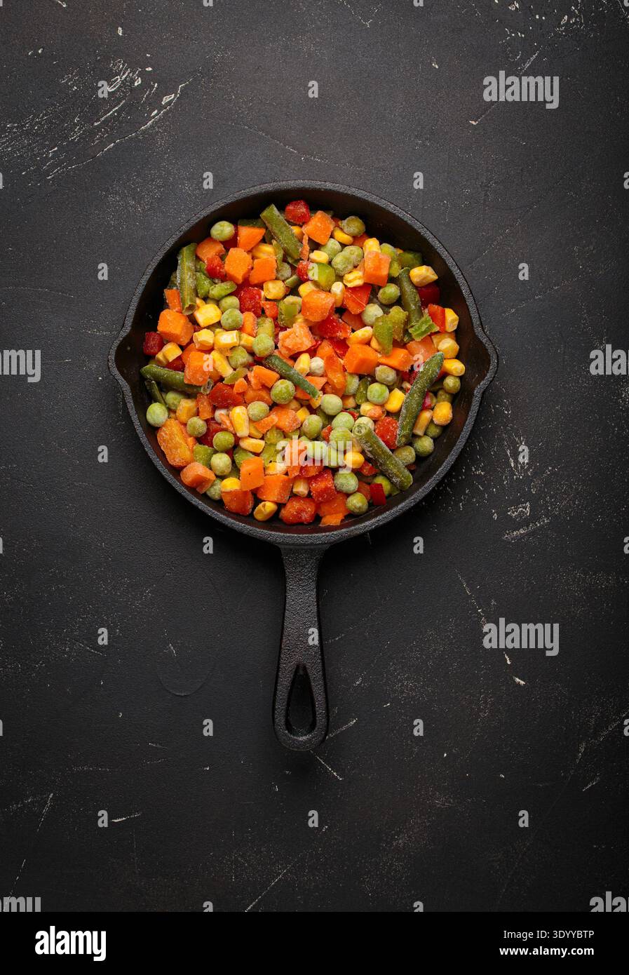Buntes, frittiertes Gemüse, tiefgefroren Stockfoto