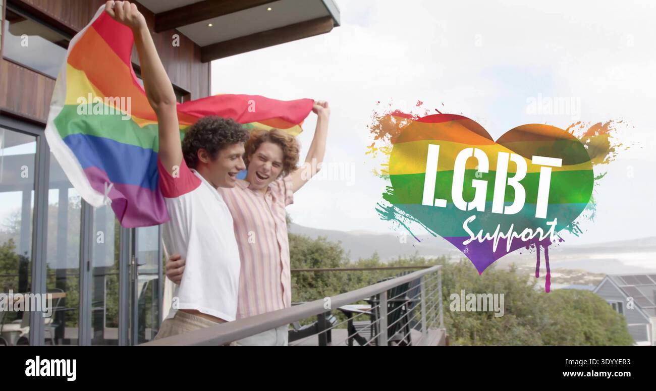 Zwei erwachsene Männer auf dem Balkon mit Raglan-T-Shirt, LGBT-Stützherz und Stolz-Flagge Stockfoto