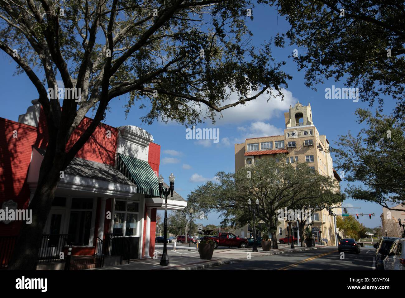 Lakeland, Florida, USA - 22. Dezember 2025: Nachmittagsverkehr durchquert das Zentrum von Lakeland. Stockfoto