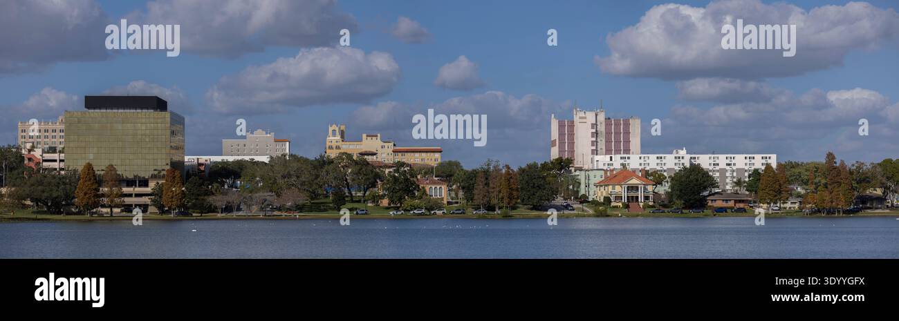 Die historische Skyline erhebt sich über dem Lake Morton in Lakeland, Florida, USA. Stockfoto