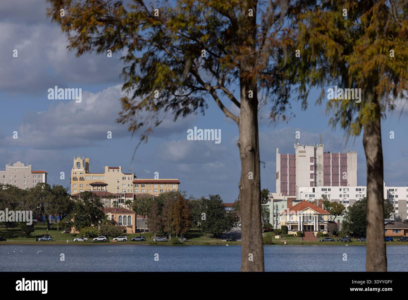 Die historische Skyline erhebt sich über dem Lake Morton in Lakeland, Florida, USA. Stockfoto