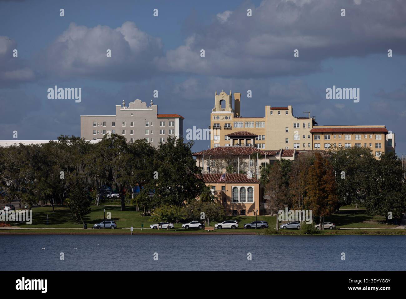 Die historische Skyline erhebt sich über dem Lake Morton in Lakeland, Florida, USA. Stockfoto