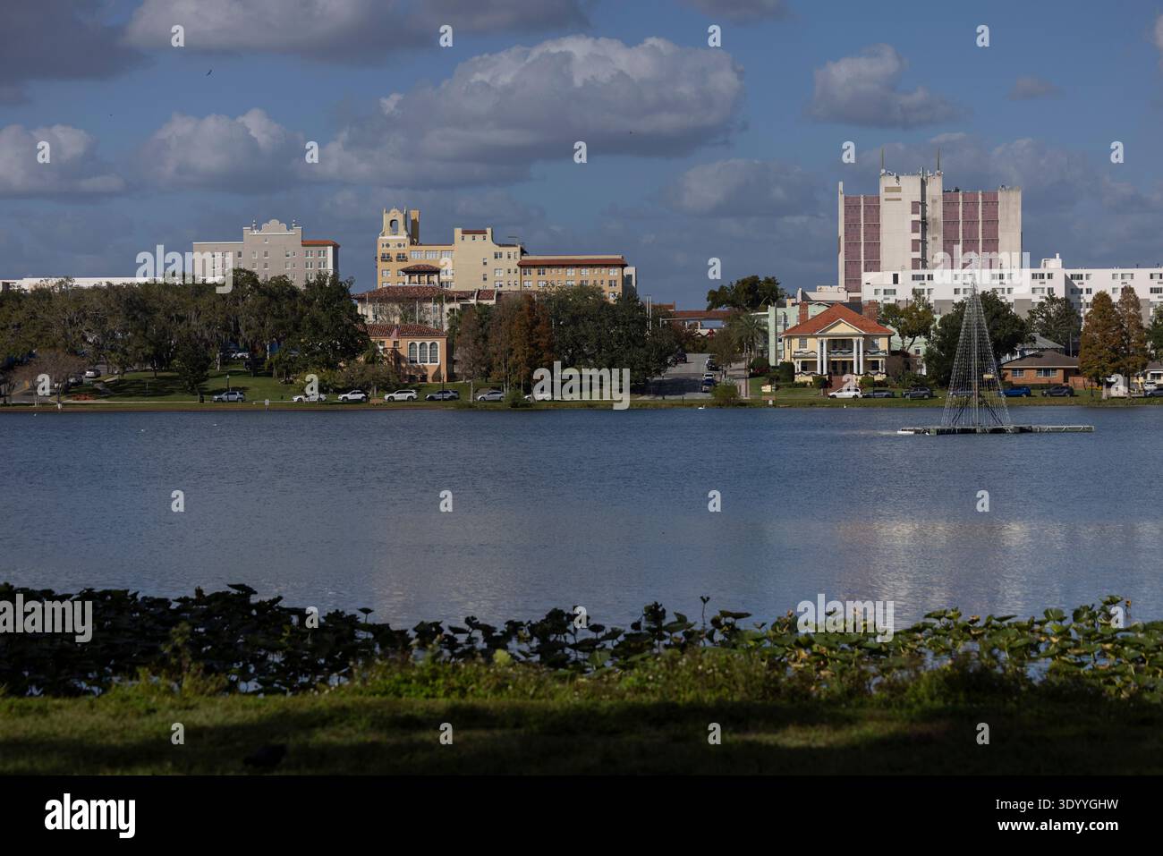 Die historische Skyline erhebt sich über dem Lake Morton in Lakeland, Florida, USA. Stockfoto