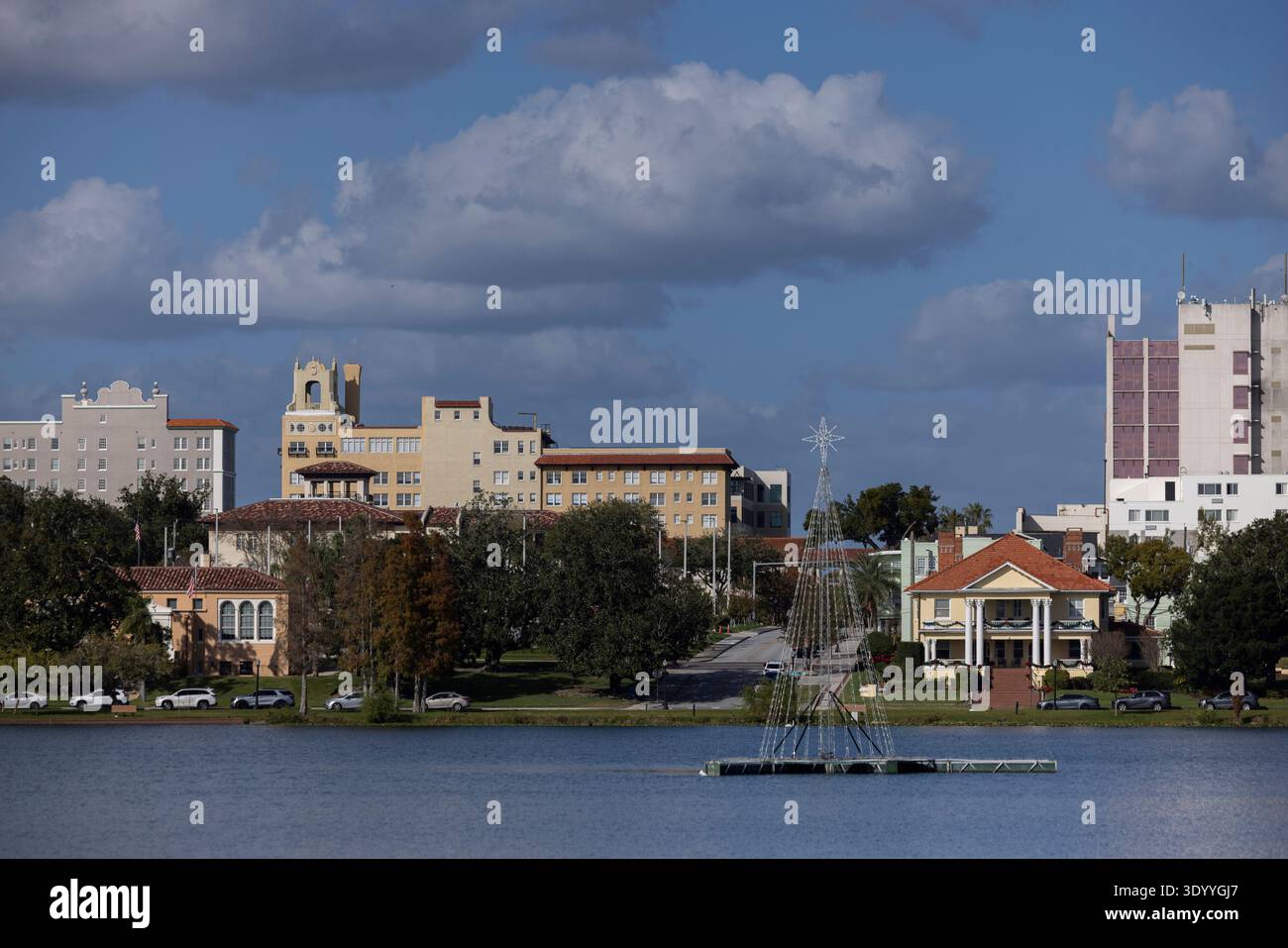 Die historische Skyline erhebt sich über dem Lake Morton in Lakeland, Florida, USA. Stockfoto