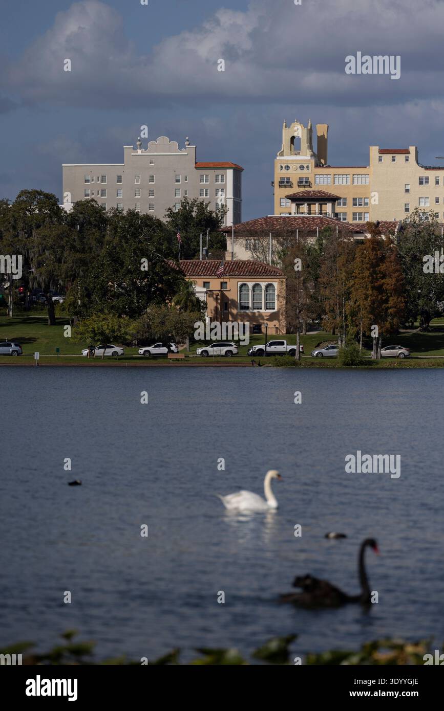 Die historische Skyline erhebt sich über dem Lake Morton in Lakeland, Florida, USA. Stockfoto
