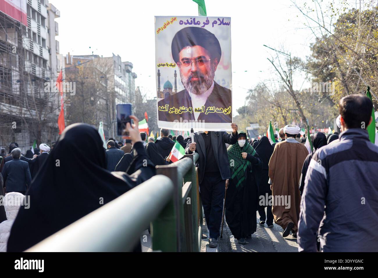 Teheran, Iran. März 2026. Ein Mann mit einem Poster von Mojtaba Khamenei, dem neuen Obersten Führer und Sohn von Ayatollah Ali Khamenei. Quelle: SOPA Images Limited/Alamy Live News Stockfoto