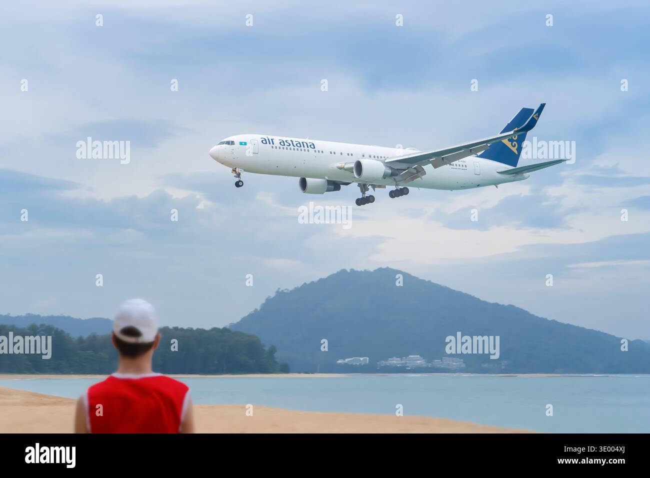 Phuket Thailand 25 11 2025: Flugzeug der Air Astana Airline aus Kasachstan, ein Boeing 767-300 er Flugzeug, das auf der Insel Phuket in Thailand landet. Ein Stockfoto
