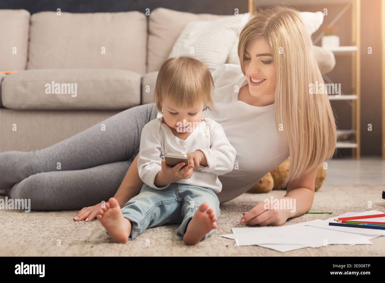 Glückliche Mutter, die Zeit mit ihrer Tochter verbringt Stockfoto