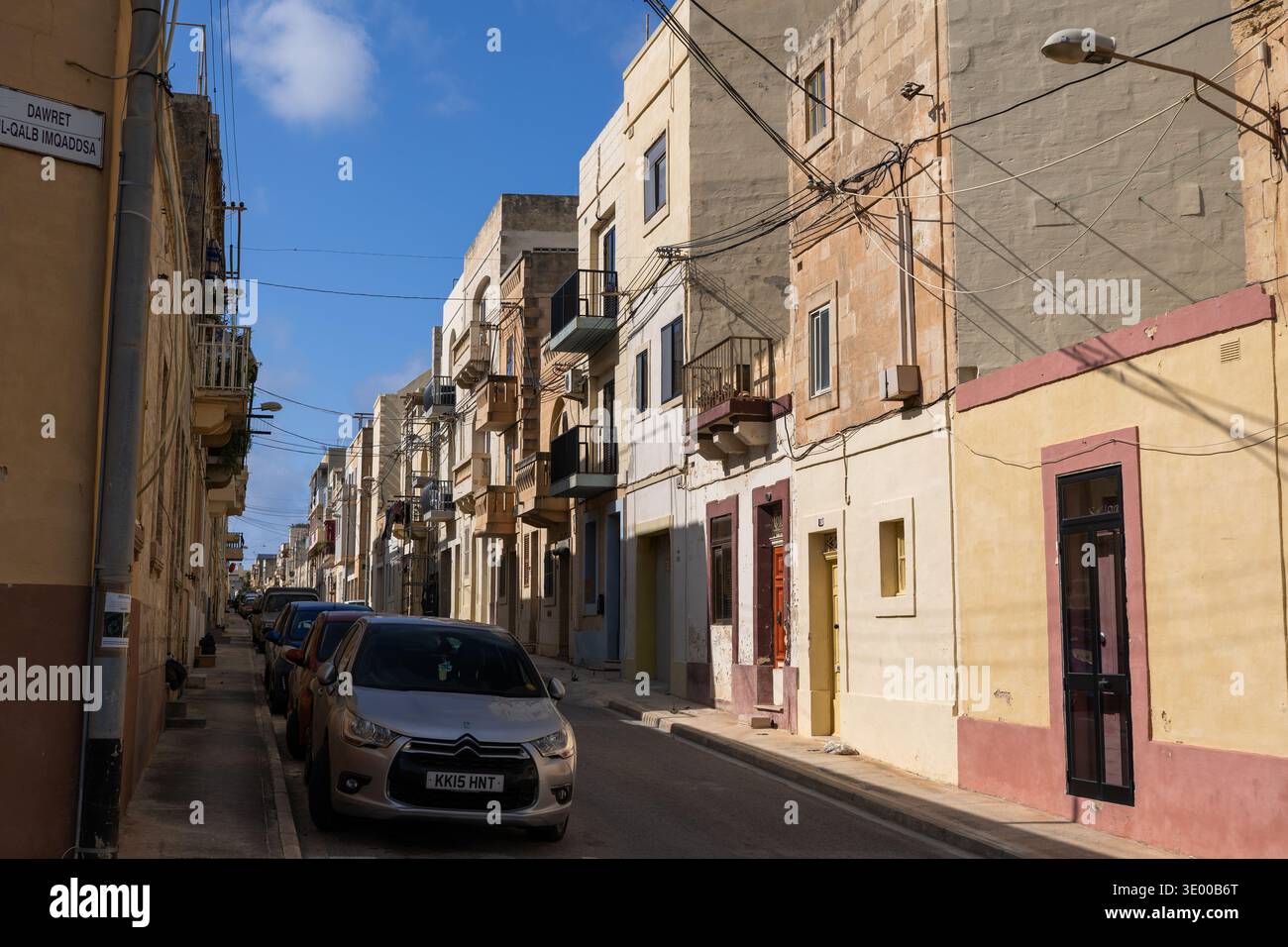Häuser, Wohnhäuser auf der Straße in Birzebbuga auf Malta. Stockfoto