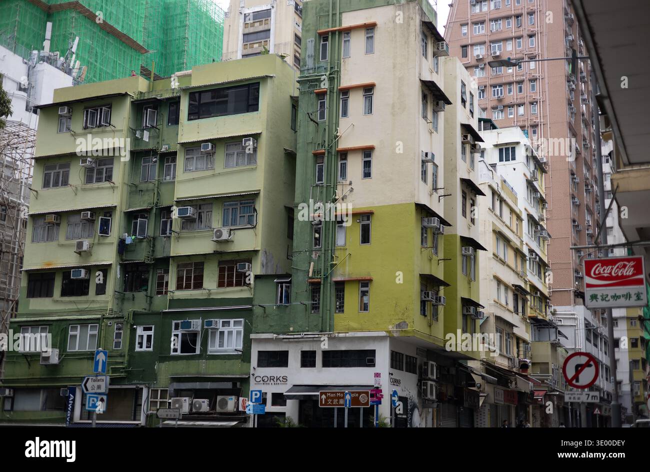 Farbenfrohe flache Mietshäuser in der Nähe des man Mo Tempels in Sheung Wan, Hong Kong Island. Nur redaktionelle Verwendung. Stockfoto