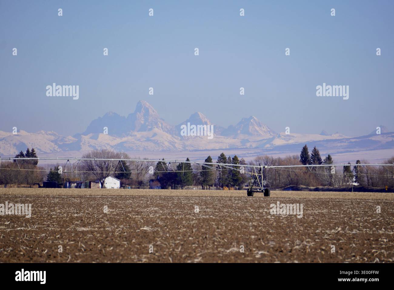 Eine ländliche Szene mit den Teton Mountains im Hintergrund, die an klaren Tagen majestätisch wirken Stockfoto