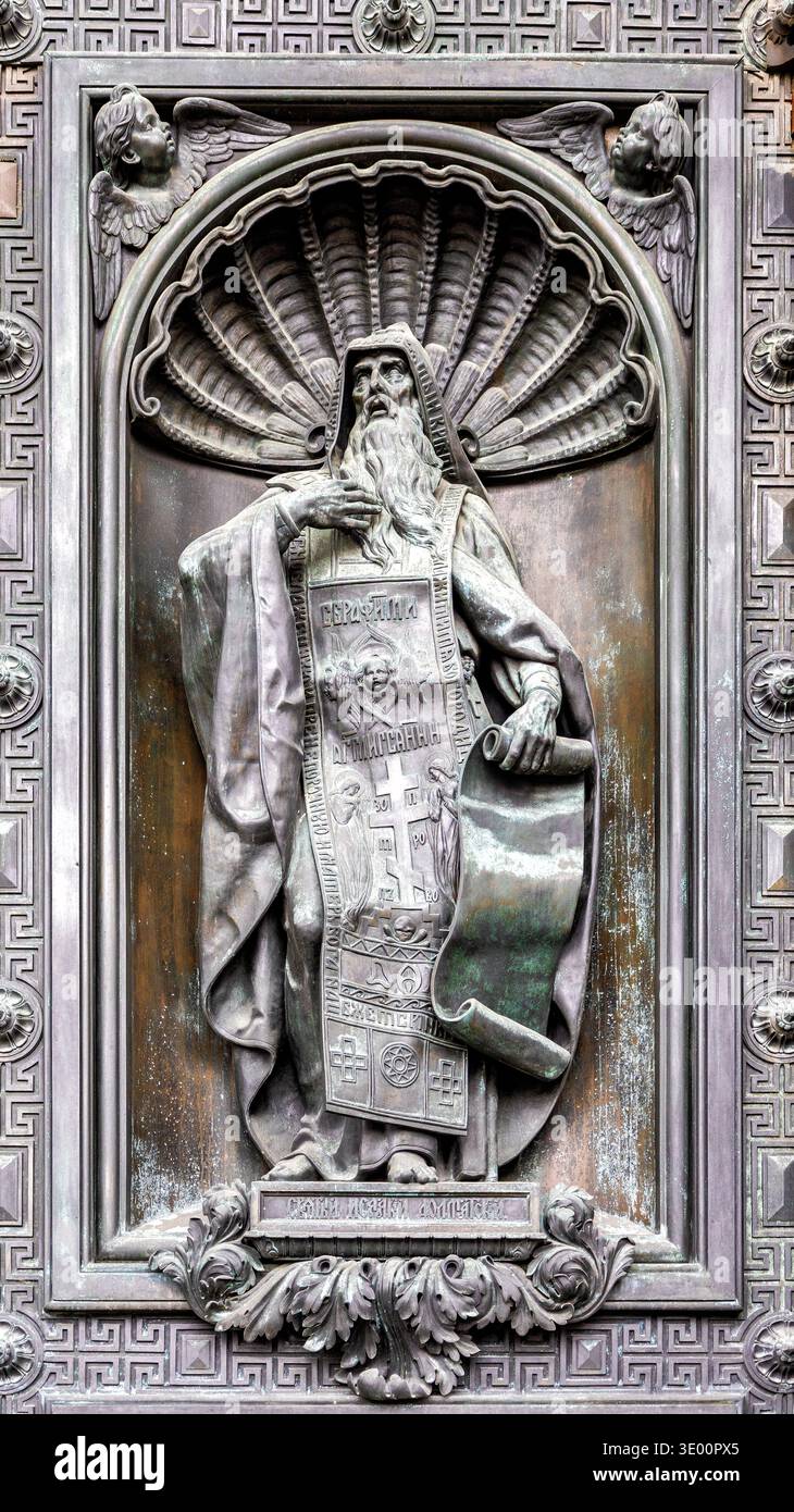 Sankt Petersburg, Russland - 13. September 2025: Detail der Isaakskathedrale massives Bronzetor mit detaillierten skulpturalen Reliefs religiöser Art Stockfoto