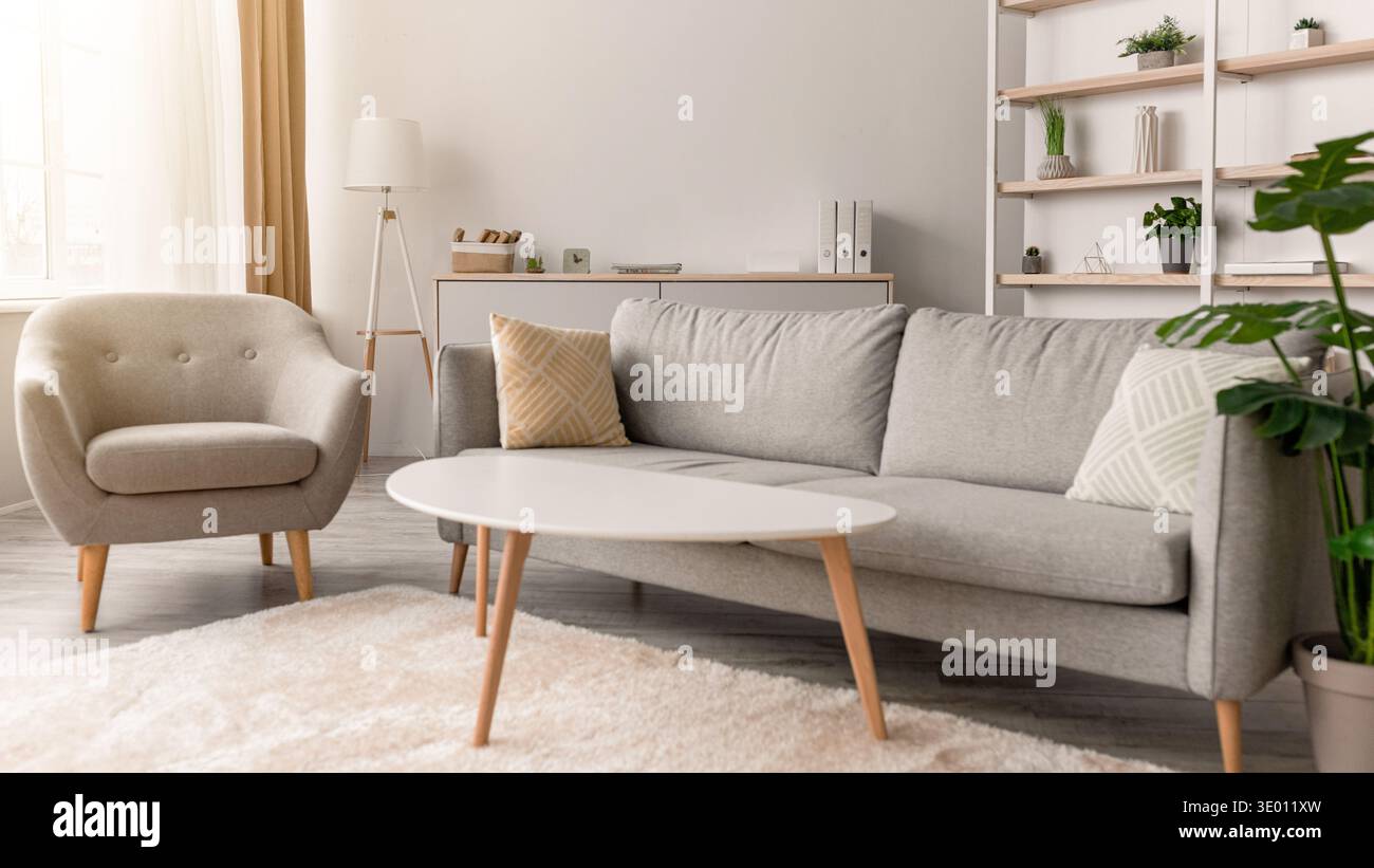 Gemütliches Wohnzimmer mit modernen Möbeln und sanfter Beleuchtung in einem hellen Raum Stockfoto