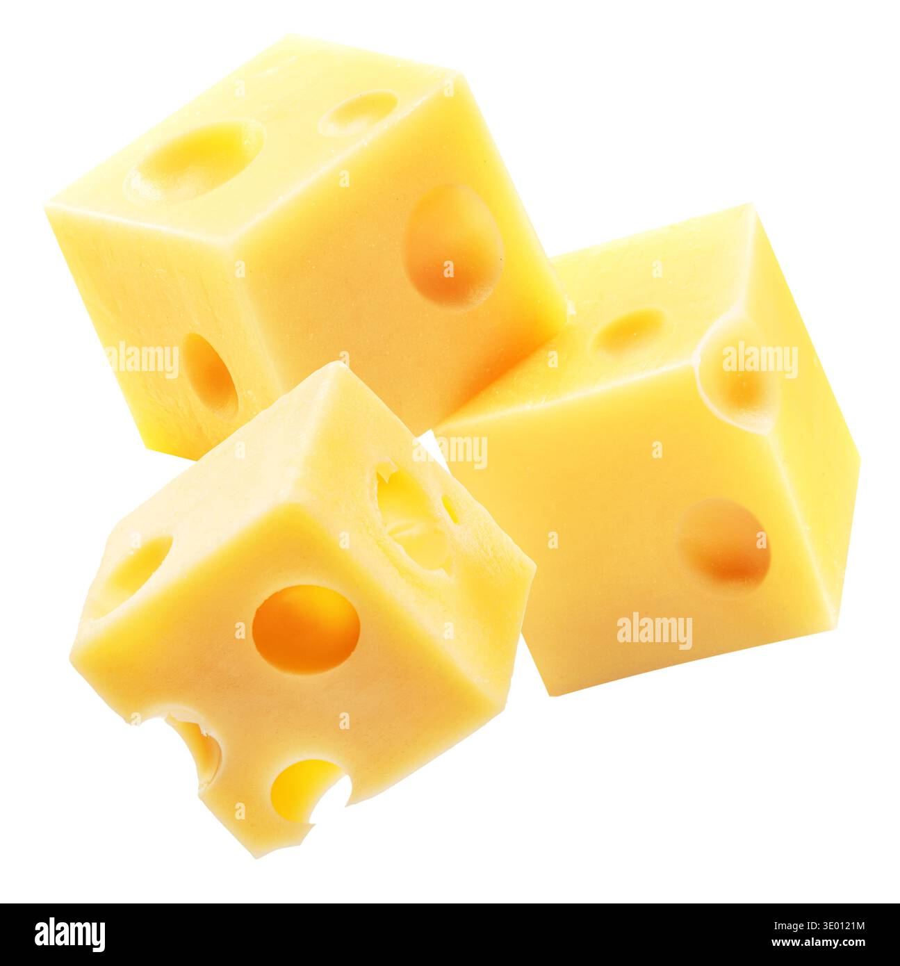 Emmentaler Käsewürfel mit Löchern auf weißem Hintergrund. Datei enthält Beschneidungspfad. Stockfoto