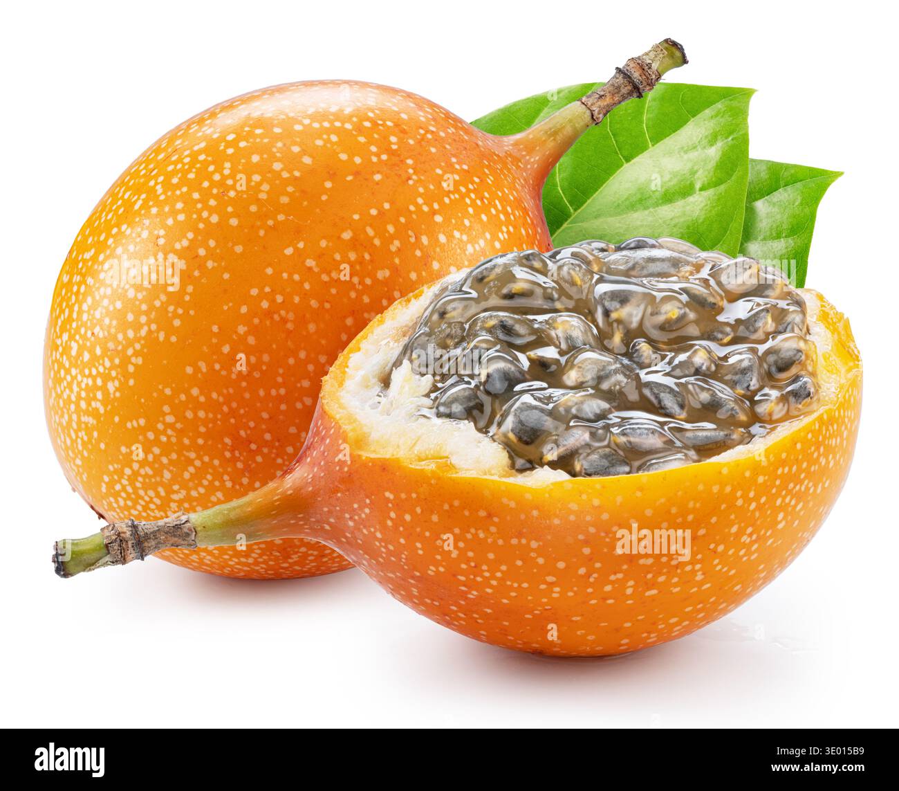 Gelbe süße granadilla-Frucht (Passiflora ligularis) mit granadilla-Blättern isoliert auf weißem Hintergrund mit Schnittpfad. Hochwertige Bilder mit m Stockfoto