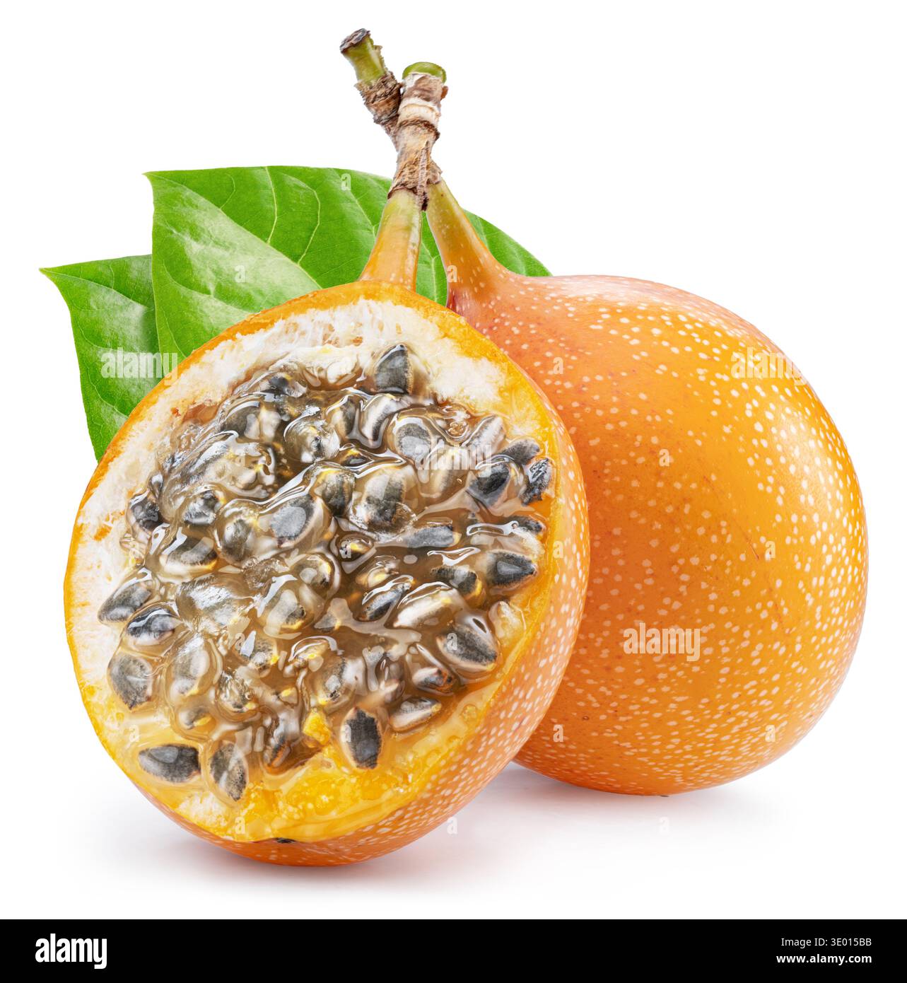 Gelbe süße granadilla-Frucht (Passiflora ligularis) mit granadilla-Blättern isoliert auf weißem Hintergrund mit Schnittpfad. Hochwertige Bilder mit m Stockfoto