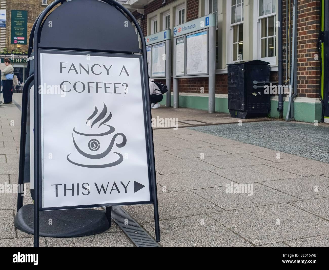 Coffee Shop A-Board-Schild, das den Kunden den Weg weist. London, UK, 16. Mai 2024 Stockfoto