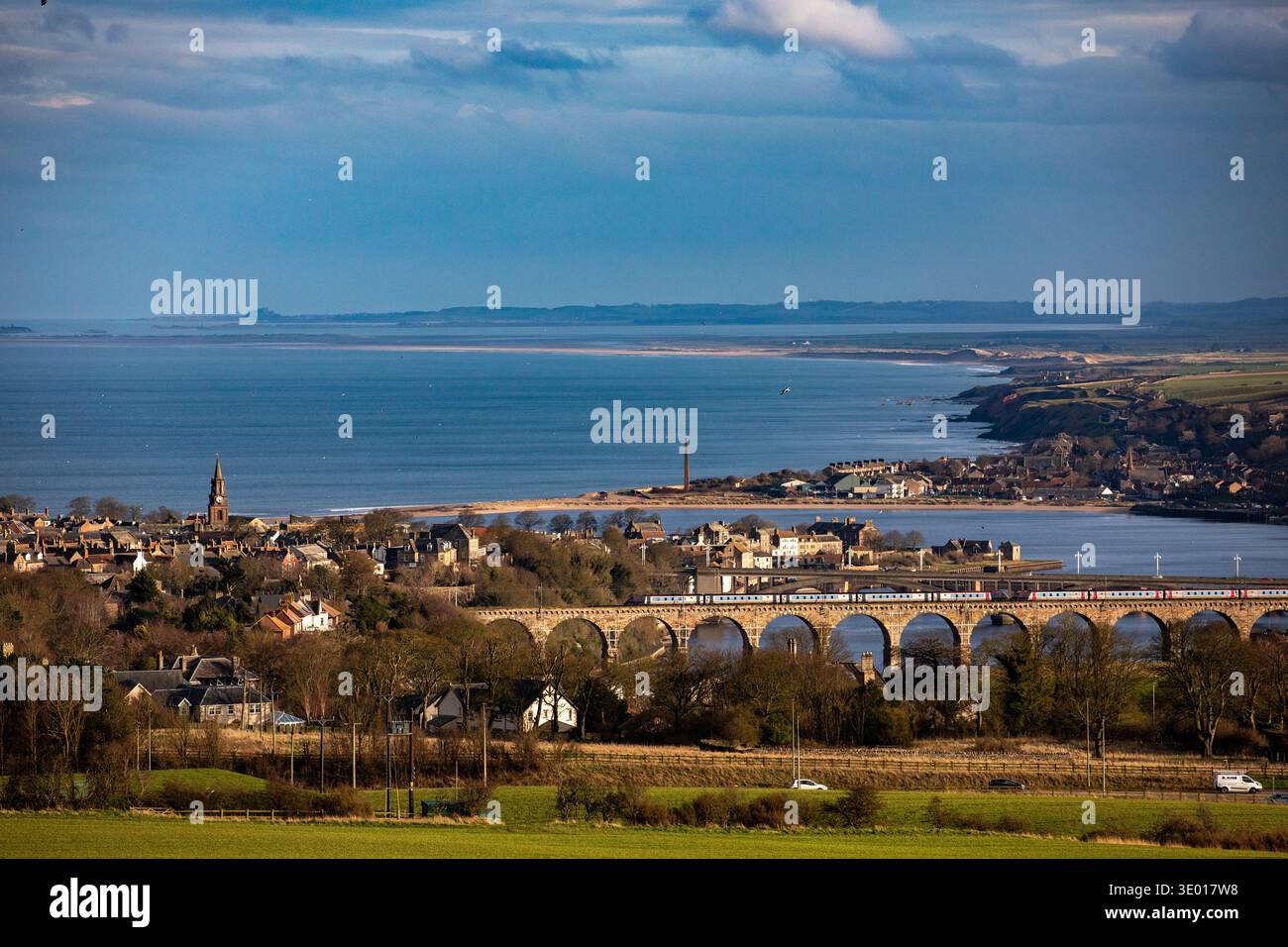 Englands nördlichste Stadt vom Ort der Schlacht von Flodden aus mit Blick über die Stadt entlang der Küste Stockfoto
