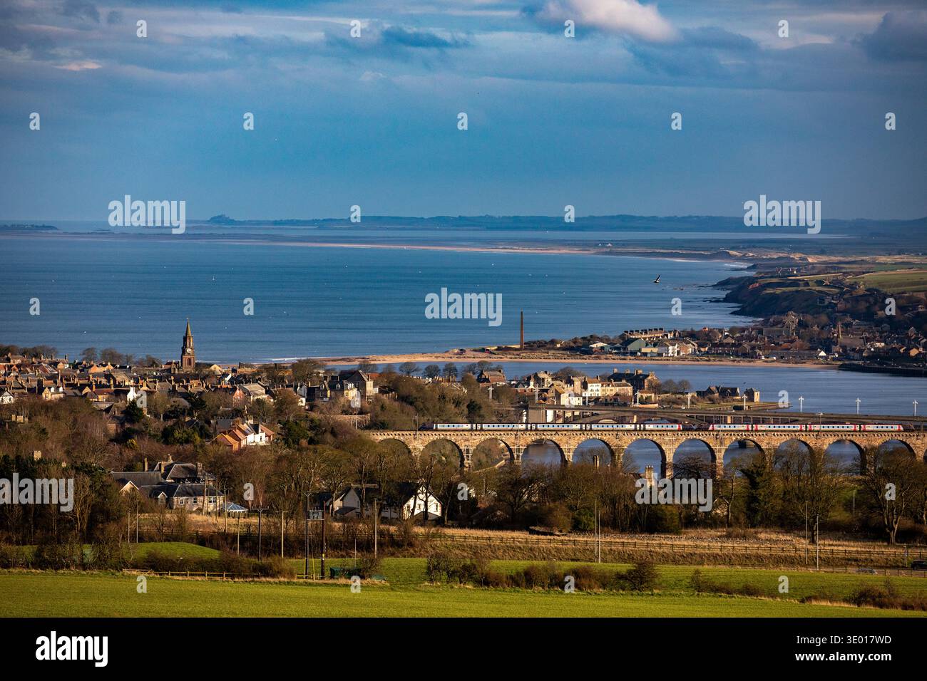 Englands nördlichste Stadt vom Ort der Schlacht von Flodden aus mit Blick über die Stadt entlang der Küste Stockfoto