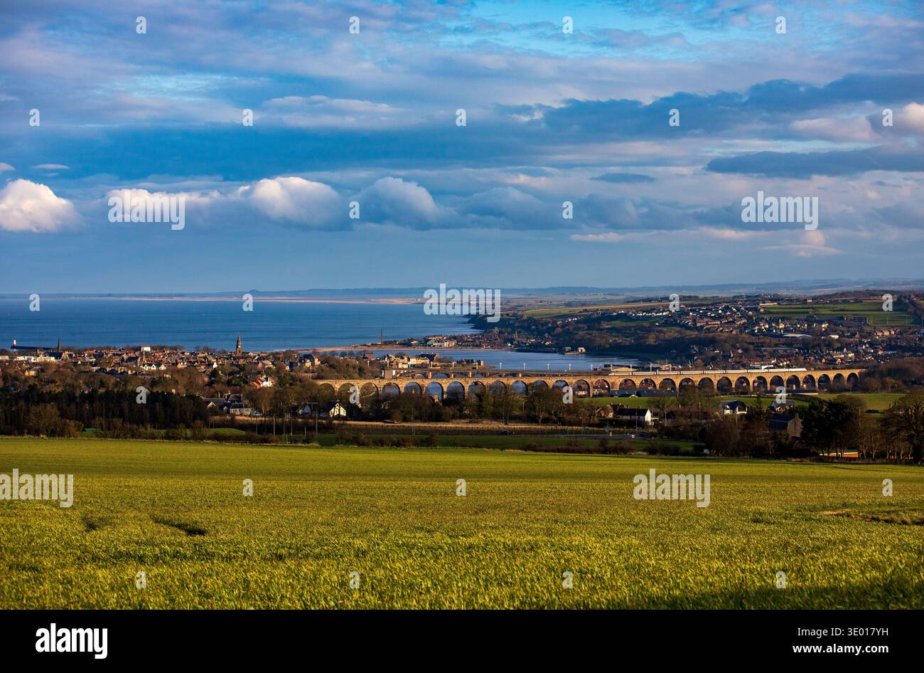 Englands nördlichste Stadt vom Ort der Schlacht von Flodden aus mit Blick über die Stadt entlang der Küste Stockfoto