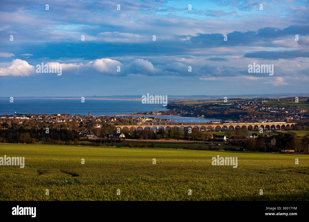 Englands nördlichste Stadt vom Ort der Schlacht von Flodden aus mit Blick über die Stadt entlang der Küste Stockfoto