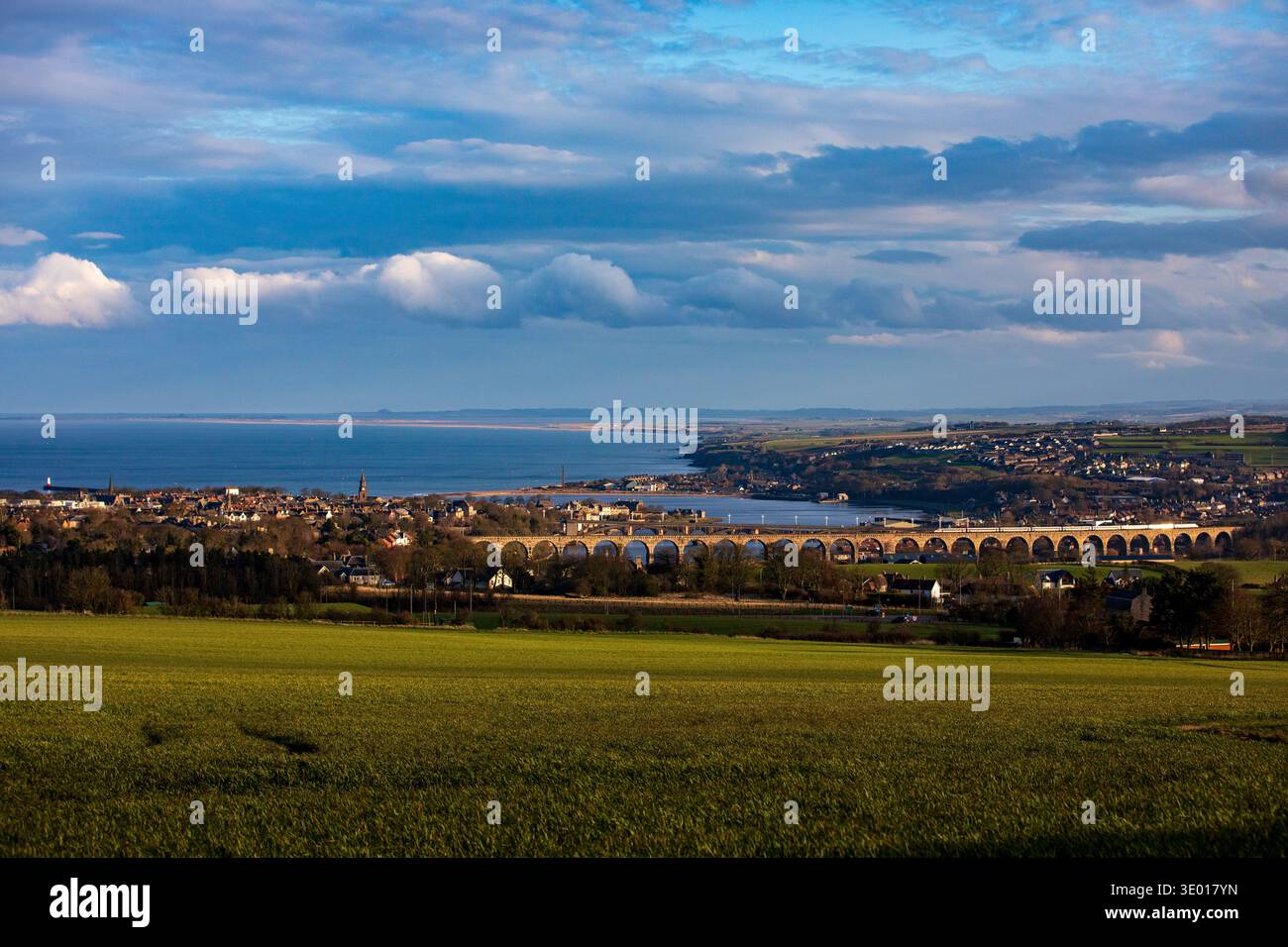 Englands nördlichste Stadt vom Ort der Schlacht von Flodden aus mit Blick über die Stadt entlang der Küste Stockfoto