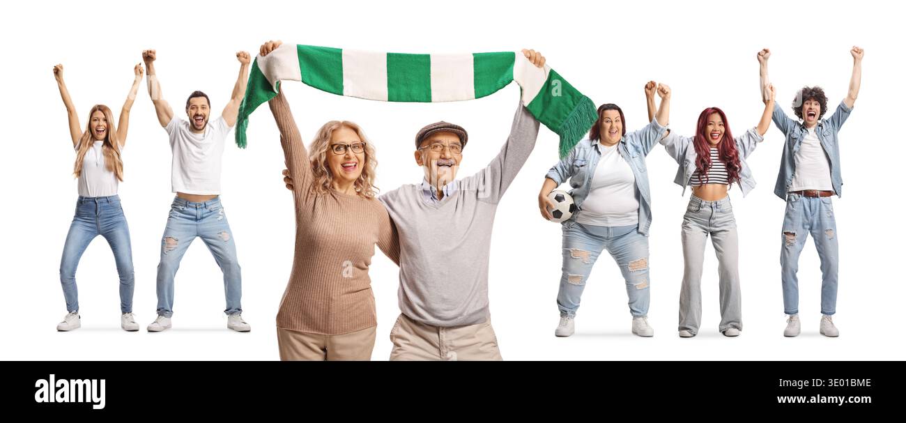 Eine Gruppe von verschiedenen Leuten und ein Seniorenpaar jubeln mit einem Schal und Fußball isoliert auf weißem Hintergrund Stockfoto