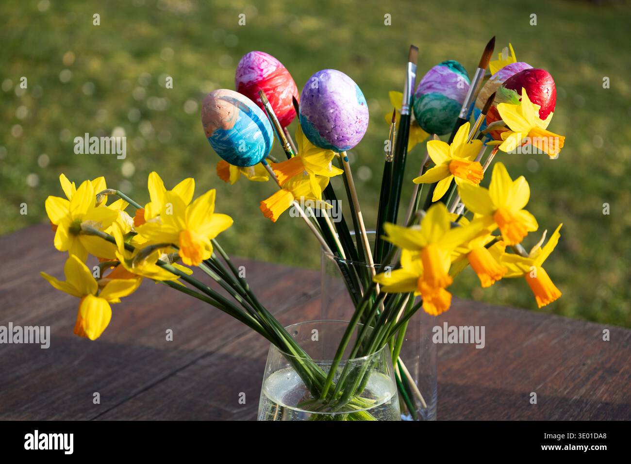 Farbenfrohe Ostereier Von Kindern Gemalt Stockfoto