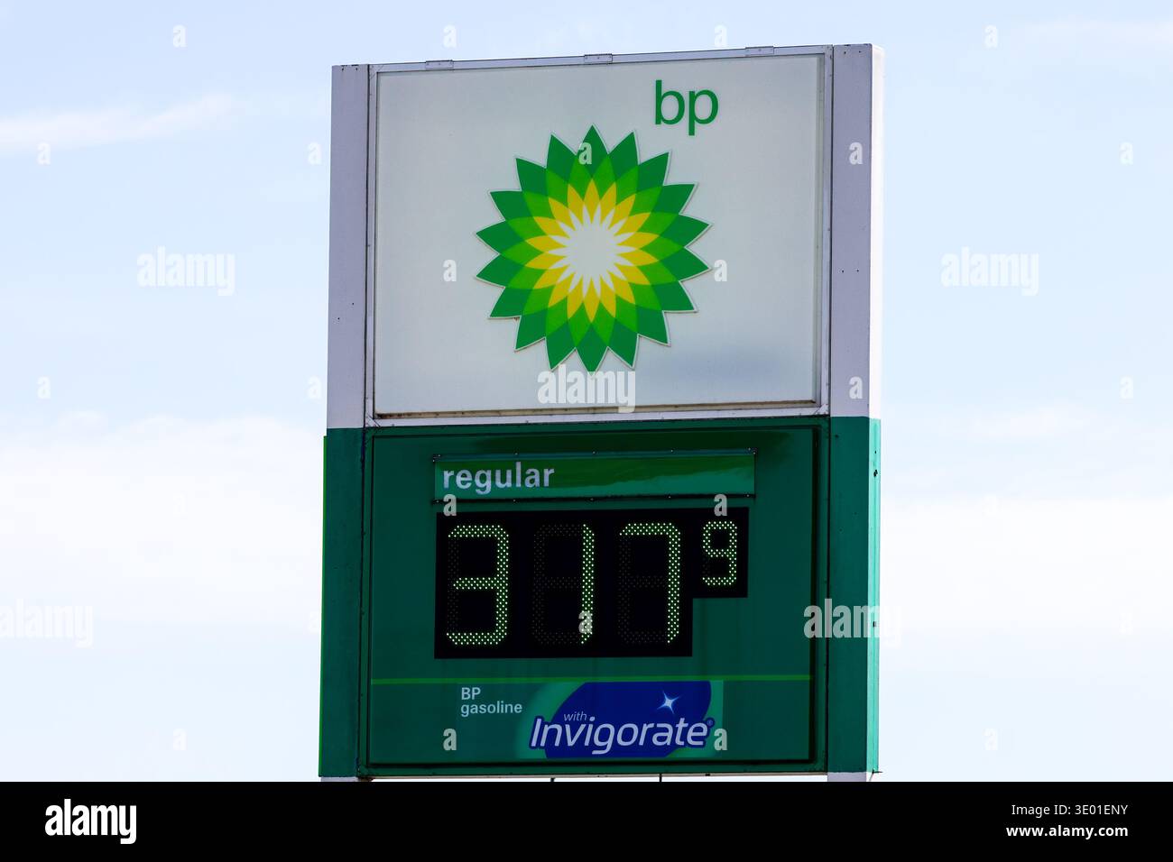 Nahaufnahme eines Schilds einer digitalen Tankstelle mit den Preisen pro Gallone für regulären Kraftstoff, Plus- und Premium-Kraftstoff in Menomonie, Wisconsin, USA. März 2026. Stockfoto