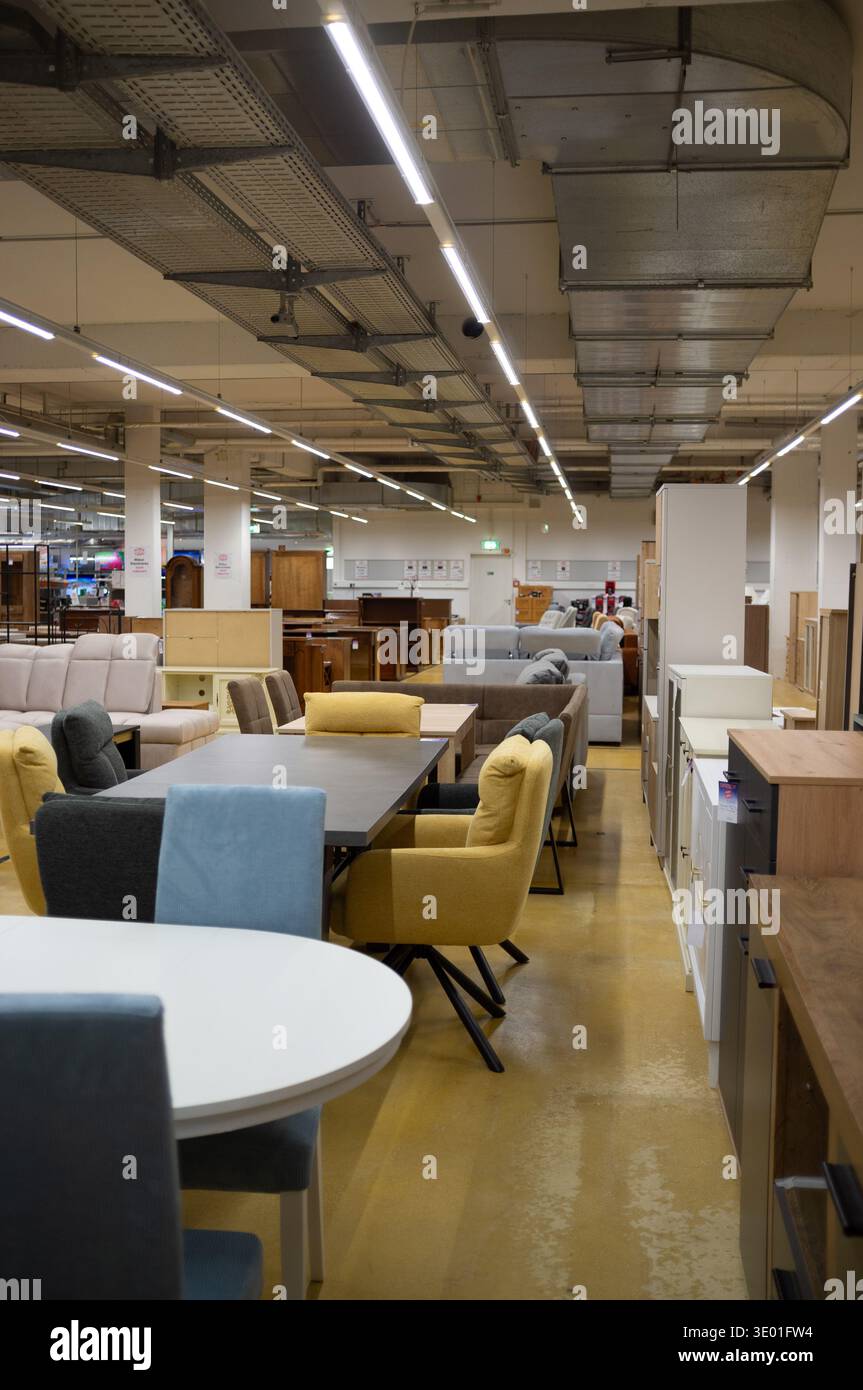 Pforzheim Deutschland 9. März 2026 Intim Showroom Corner Mit Akzent-Stühlen Und Kuratiertem Styling, Stoff Aus Samt Und Leinen, Kontrastierende Oberflächen Und Wa Stockfoto