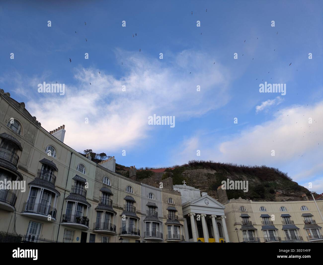 St Mary in the Castle, ein denkmalgeschütztes Gebäude am Pelham Crescent in Hastings, East Sussex, an einem Wintertag mit hellblauem Himmel - Smartphone-aufgenommenes Stockfoto