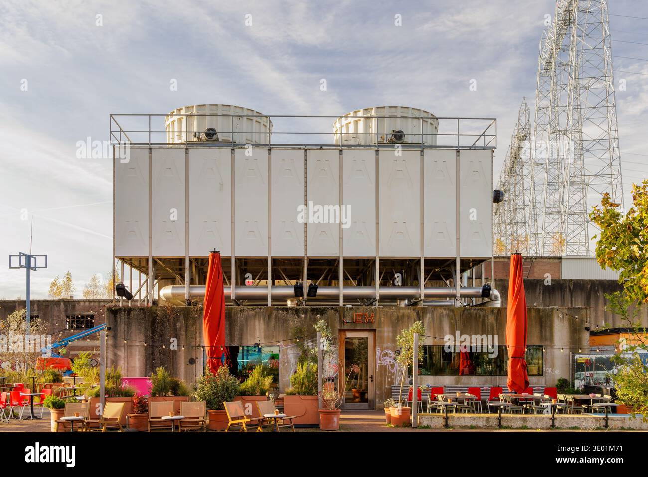 Nijmegen, Niederlande - 12. November 2025: Straßencafé auf einem ehemaligen Industriegebiet mit alten Fabrikgebäuden in der niederländischen Stadt Nijmegen Stockfoto