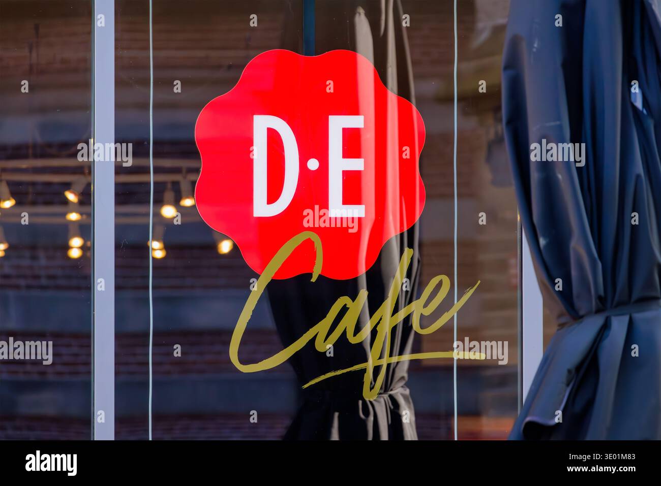 Zwolle, Niederlande - 5. März 2026: Ladenschild einer Douwe Egberts Coffee Bar, einer niederländischen Kaffeemarke, die mehrheitlich im Besitz von JDE Peet's ist Stockfoto