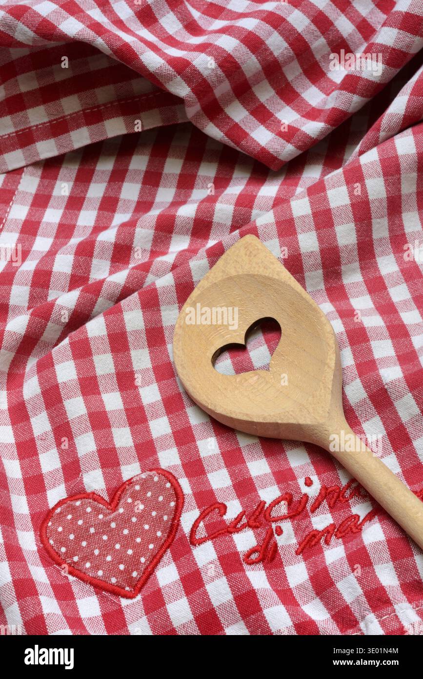 Kochlöffel auf farbenfrohem Küchentuch mit der Aufschrift „Cucina di Mama“ Stockfoto