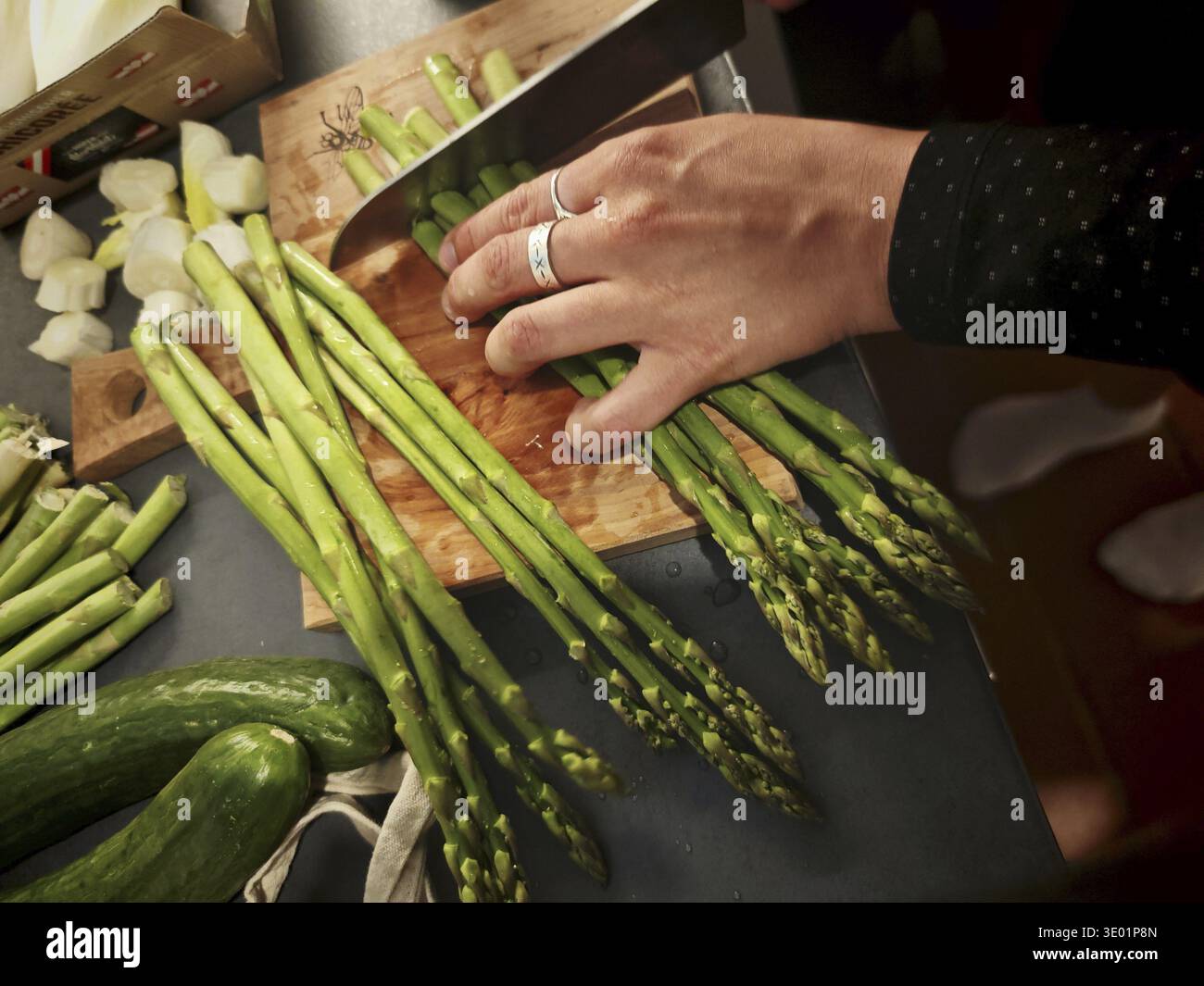 Spargelfeld an einem bewölkten Tag in der Frühjahrszeit Stockfoto