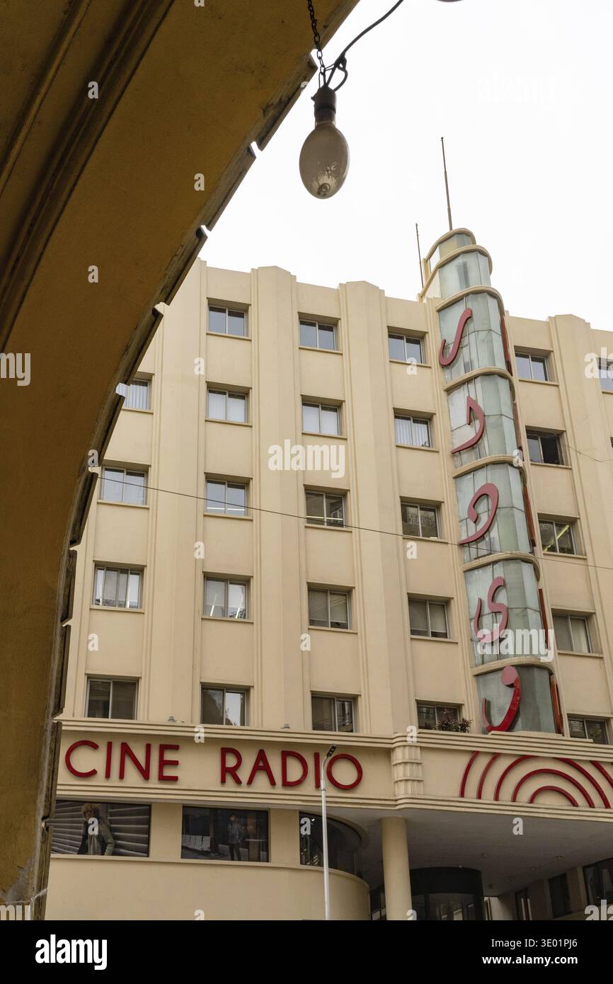 Kairo, Ägypten. April 2025. Cinema Radio, eines der berühmtesten Gebäude der Innenstadt von Kairo, beherbergt der renovierte Art déco-Komplex ein Kino Stockfoto