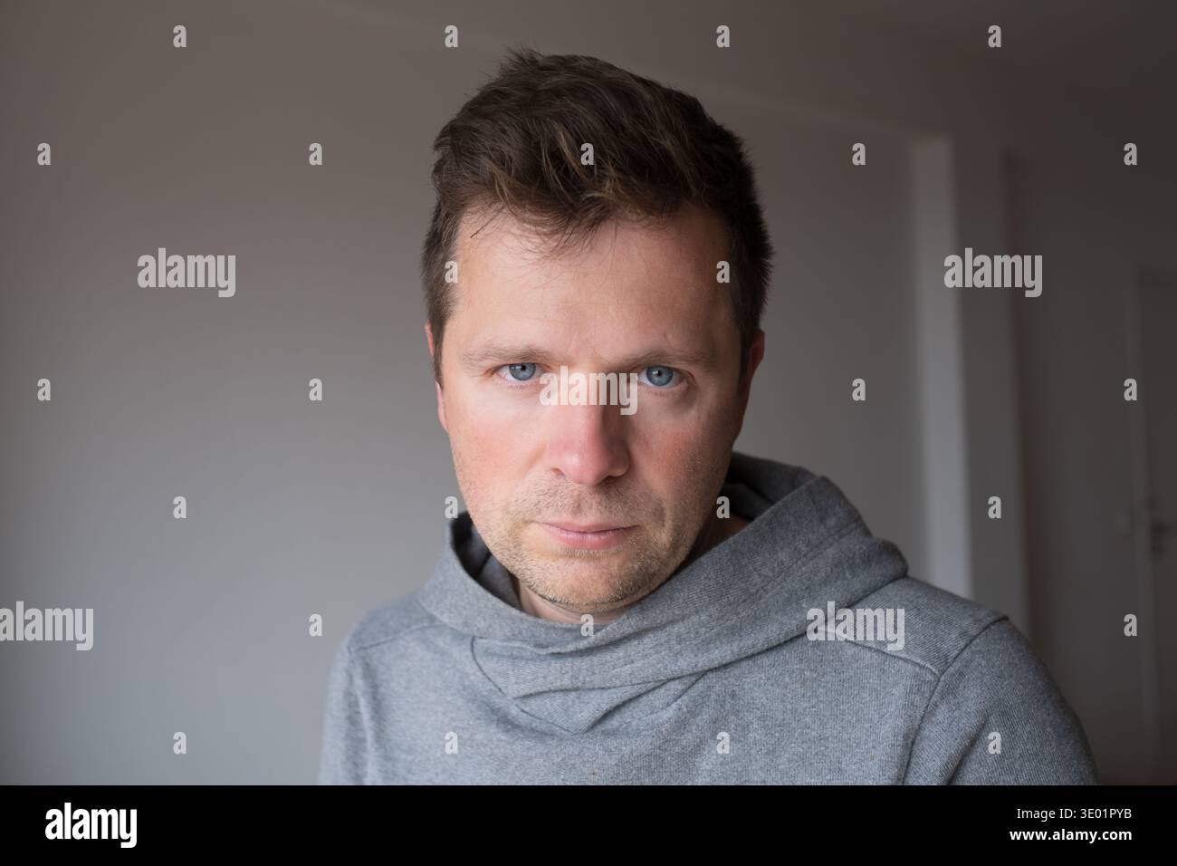 Emotionales Porträt eines Mannes mittleren Alters, der vorwurfsvoll in die Kamera schaut Stockfoto