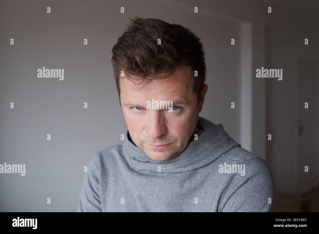 Emotionales Porträt eines Mannes mittleren Alters, der vorwurfsvoll in die Kamera schaut Stockfoto