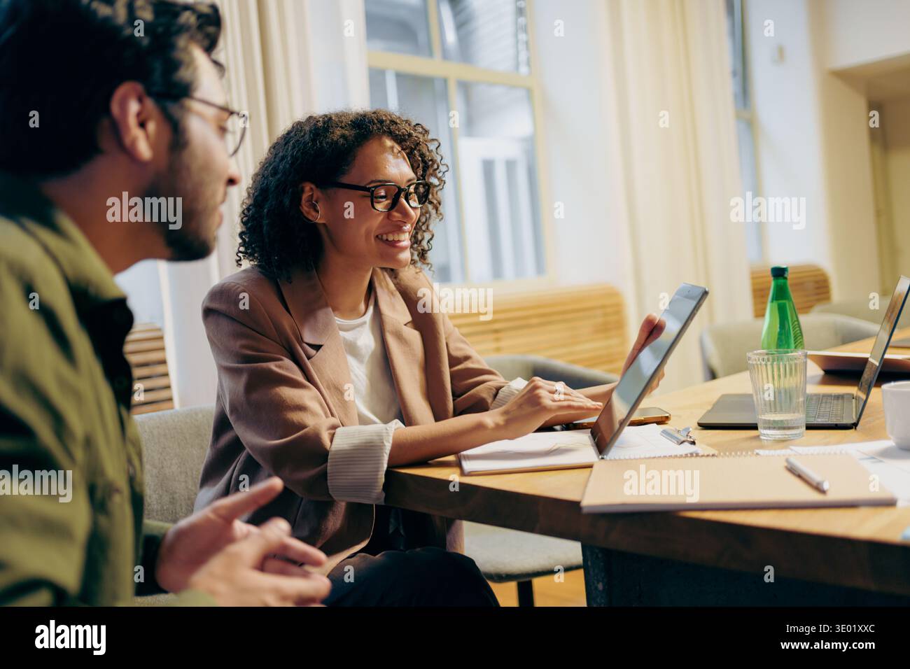 Teambesprechung in einem modernen Arbeitsbereich Analyse, Brainstorming und produktive Teamarbeit Stockfoto