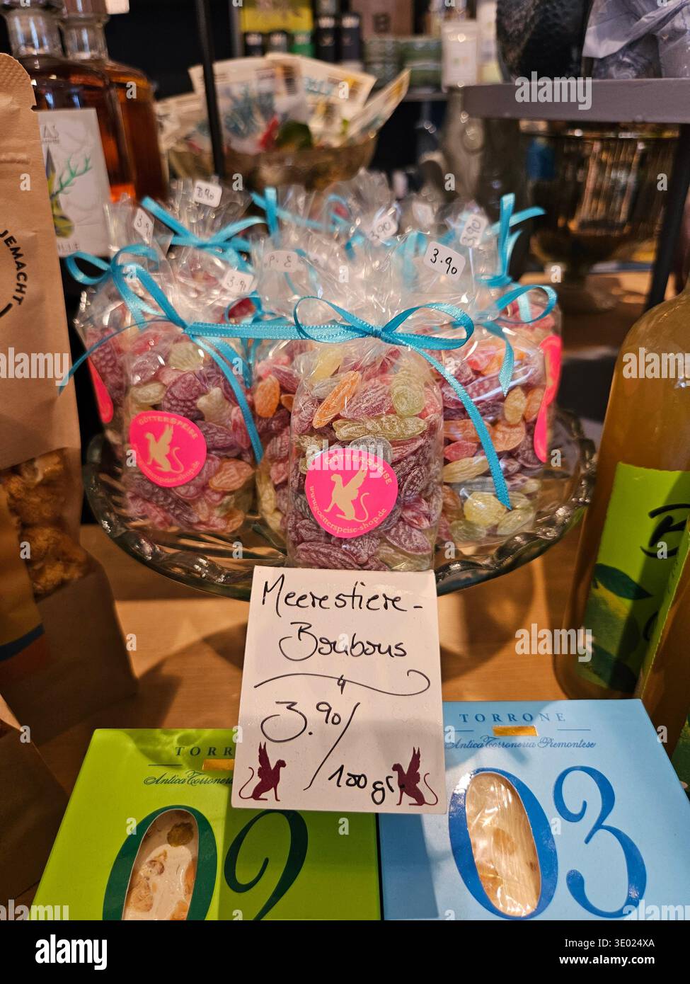 Süßigkeiten Bonbons in Form von Meerestieren – bunte Leckereien im Meeresmotiv in Geschenktüten zum Verkauf, verspielte Auswahl an bunten Bonbons molde Stockfoto