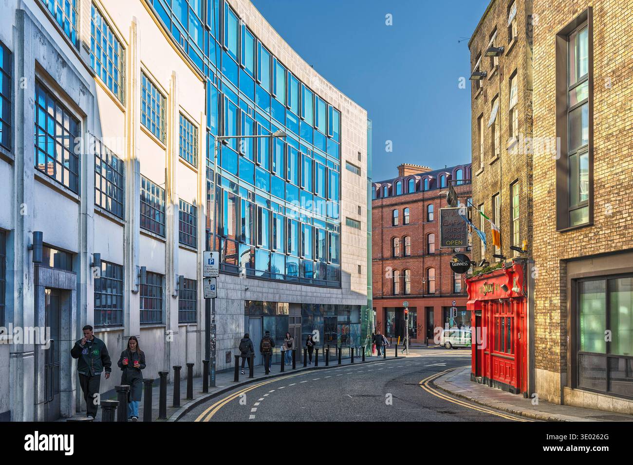Modernes Bürogebäude aus Glas und traditioneller roter Pub in der Stephen Street Lower im Stadtzentrum von Dublin. Stockfoto