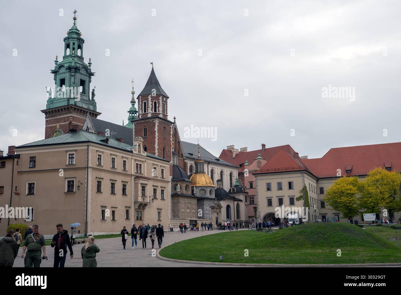 2019 Kraków Polen Blick auf die Krakauer Kathedrale auf dem Wawel-Hügel; Blick auf die Krakauer Kathedrale auf dem Wawel-Hügel; Vista de la catedral de Cracovia Stockfoto