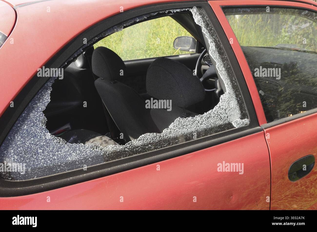 Einbruch in ein Auto, Autodiebstahl und Diebstahl als Straftat Stockfoto
