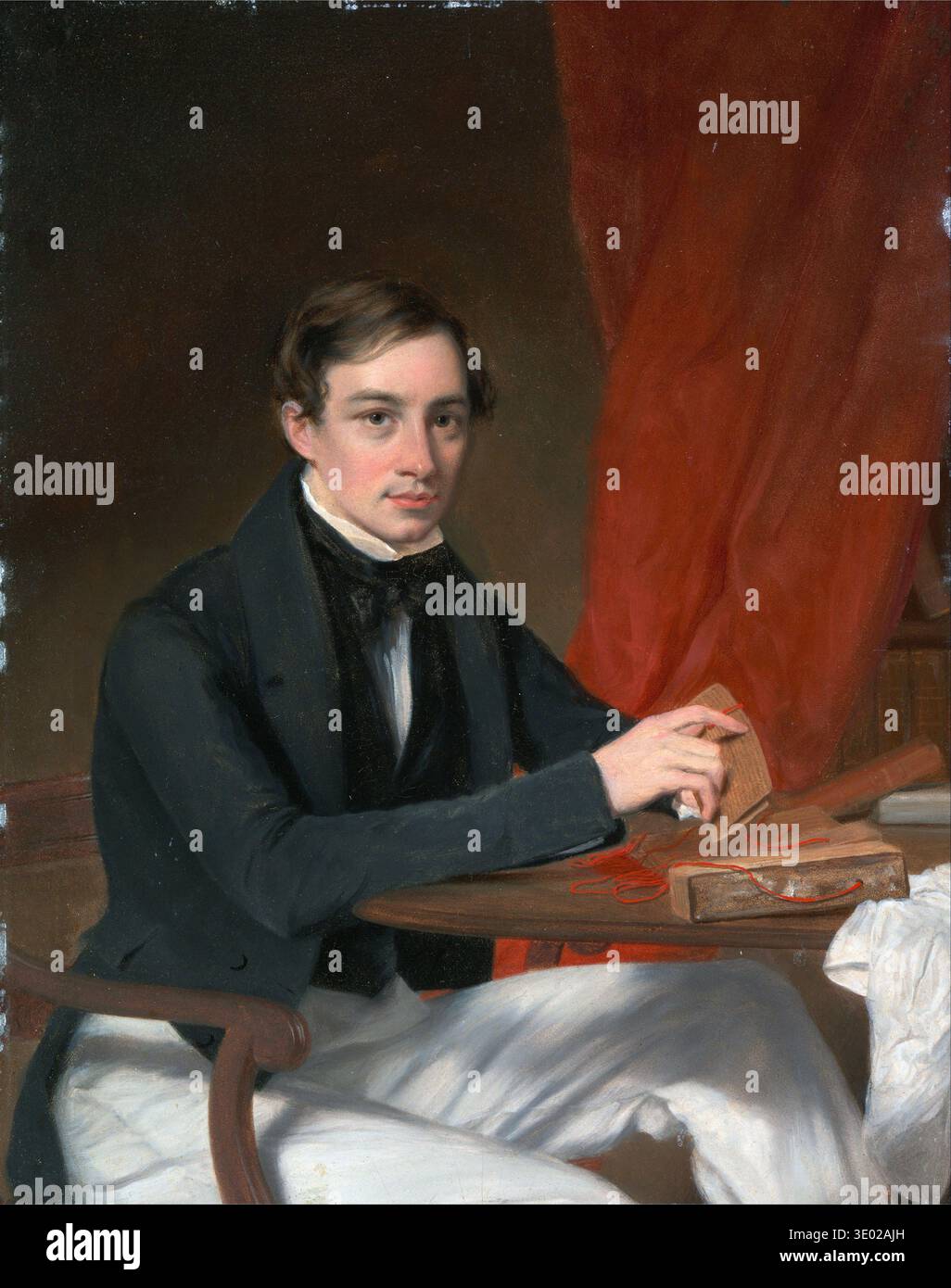 Dieses Gemälde von Thomas Phillips aus dem Jahr 1826 zeigt einen jungen Cosmo Richard Howard. Howard sitzt an einem Tisch und hält ein kleines Buch oder Dokument mit roten Bändern vor einem satten roten Vorhang. Stockfoto