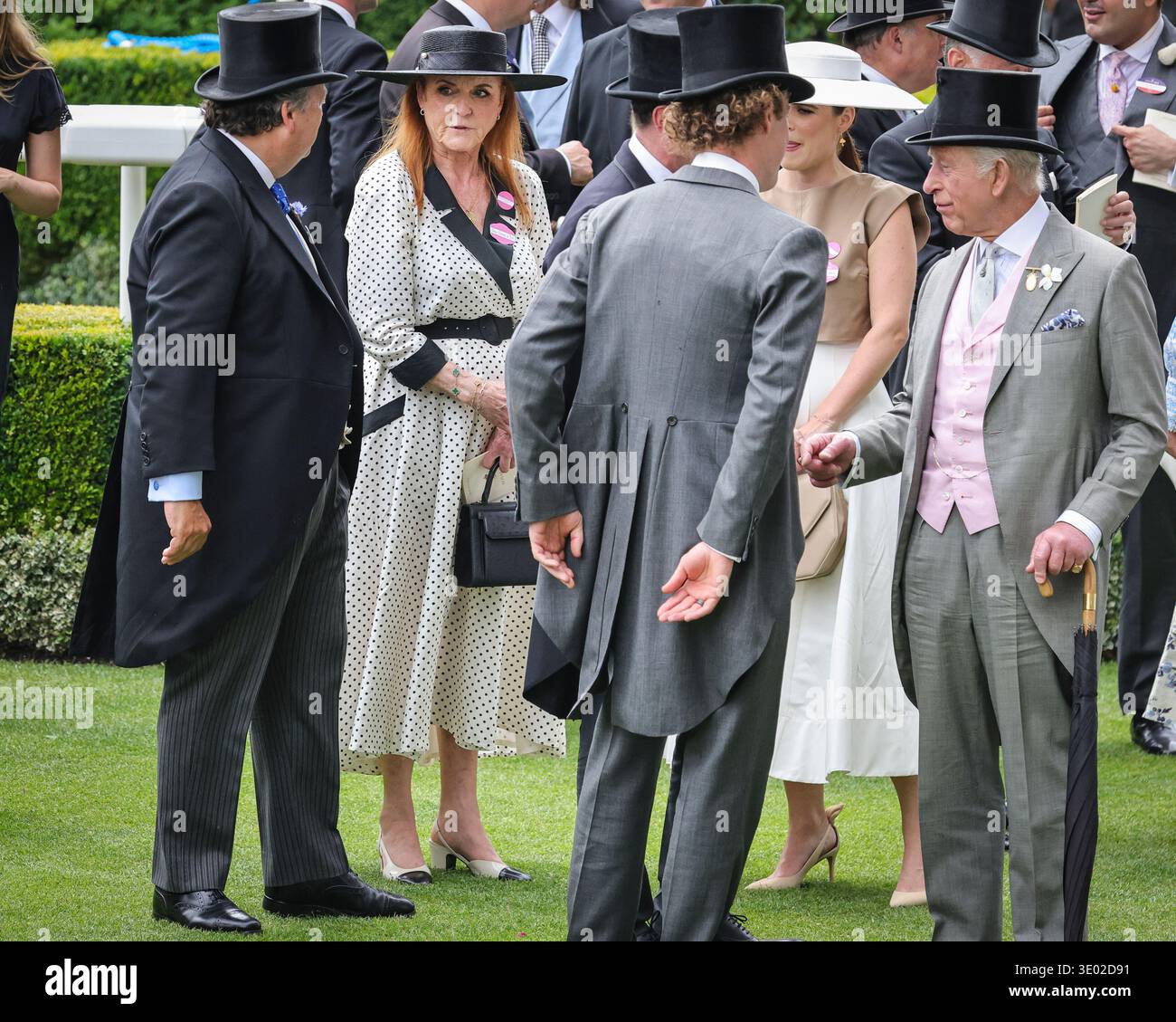 Sarah Ferguson, Herzogin von York, spricht mit Sir Francis Brooke, Prinzessin Eugenie, König Charles, Royal Ascot, England Stockfoto