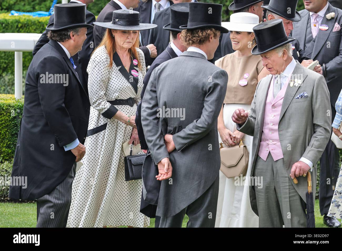Sarah Ferguson, Herzogin von York, spricht mit Sir Francis Brooke, Prinzessin Eugenie, König Charles, Royal Ascot, England Stockfoto