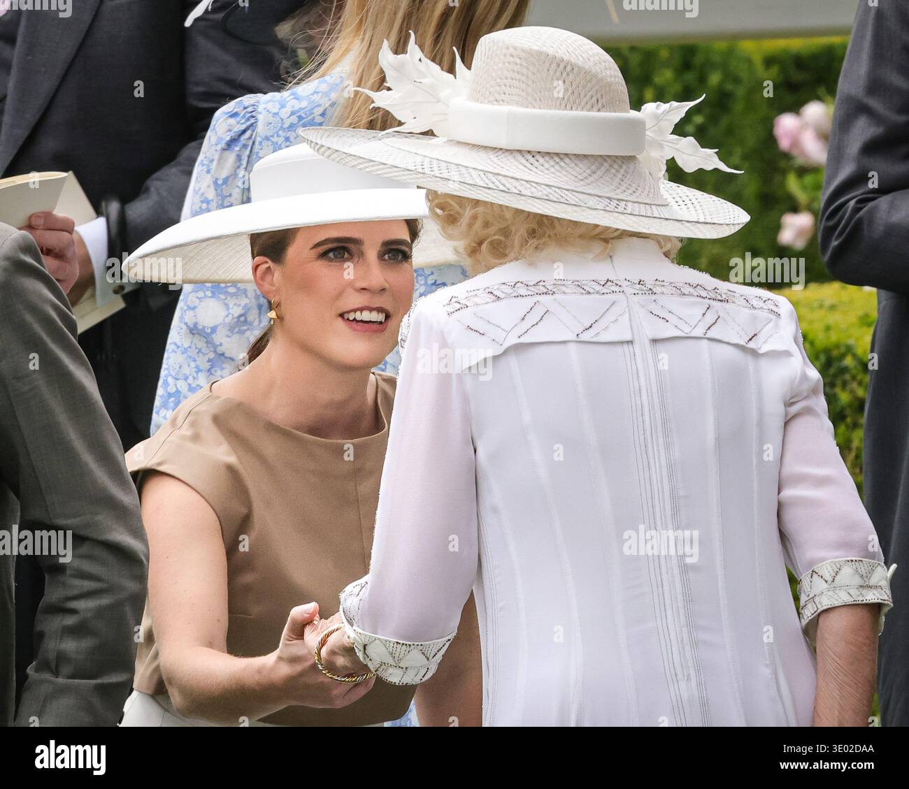 Ascot, Berkshire, Großbritannien. Juni 2025. König Charles und Königin Camilla vermischen sich den Paradering, Zara Tindall, Sarah Ferguson, die Herzogin von York und Prinzessin Eugenie sind ebenfalls anwesend. Rennfahrer genießen die wunderschöne Sonne am 4. Tag von Royal Ascot auf der Ascot Racecourse in Berkshire. Stockfoto
